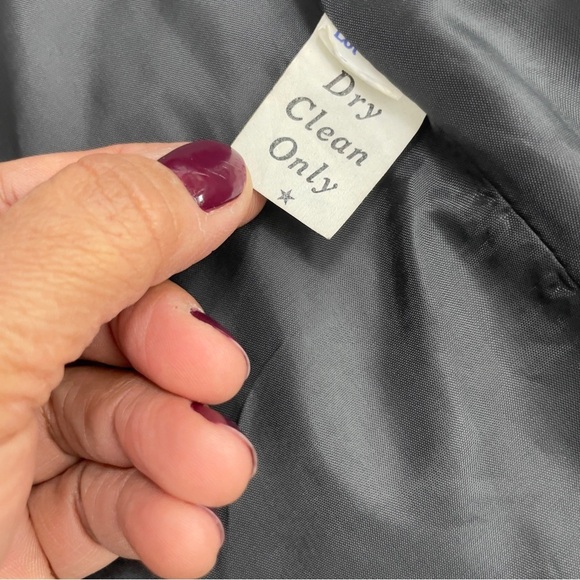 Katherine Barclay Womens
Size 13/14 Black Velvet Blazer
Jacket - Picture 7 of 10